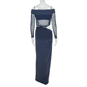 Dettaglio dell'abito aderente blu navy con ritagli in mesh trasparente sulla vita