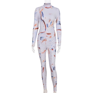 Women's 2-piece set with long sleeves and pleated pants in abstract tie-dye print