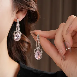 Luxe waterdrop jewelry set with pink stones and sparkling diamonds for a refined palace look