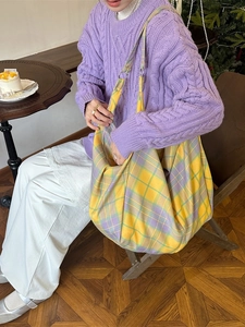 Lässige große Tragetasche mit gelb-violettem Karomuster und minimalistischem Schultergurt