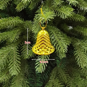 Detail von 5cm goldenen Weihnachtsglocken mit Hohlmustern am Weihnachtsbaum