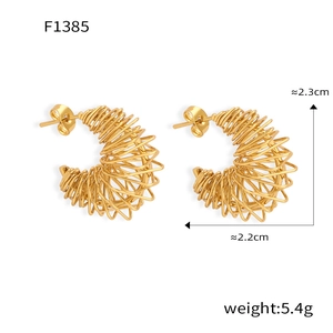 Vue détaillée de boucles d'oreilles spirales dorées en C avec dimensions et poids