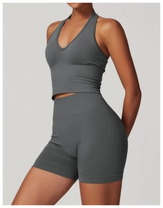 Detailstruktur von anthrazitgrauem, nahtlosem Neckholder-Yoga-BH und High-Waist-Shorts