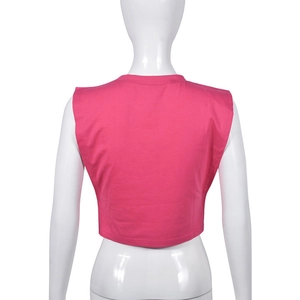 Vista posteriore di un crop top in maglia rosa con dettagli cut-out sulle spalle su un manichino