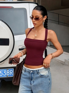 Débardeur dos nu bordeaux Y2K slim fit avec un jean bleu clair délavé et déchiré