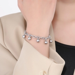 Bracciale a catena minimalista in acciaio al titanio con cinque ciondoli a sfera liscia
