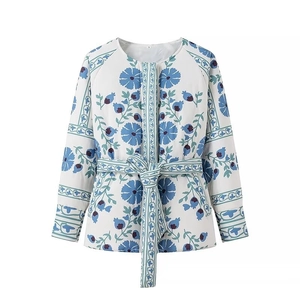 Veste matelassée bleue à fleurs pour femme avec ceinture nouée et imprimé vintage chic