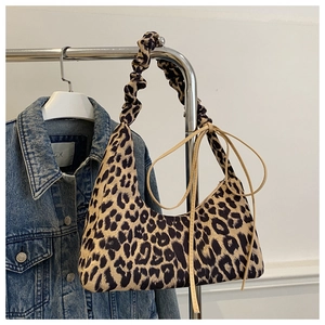 Détail du sac cabas léopard avec poignée froncée et décoration de nœud élégant