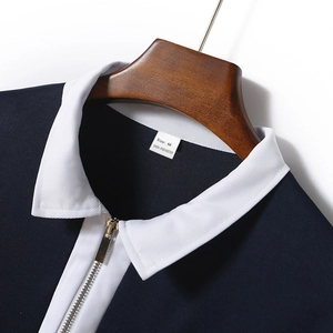 Detail von marineblauem Polo-Reißverschluss und weißem Kragen am Polyester-Golfshirt