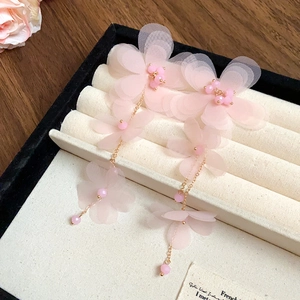 Orecchini a fiore in chiffon rosa con nappe di perle su scatola portagioie