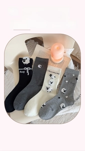 Détail de quatre paires de chaussettes en coton avec broderie mouton mignonne