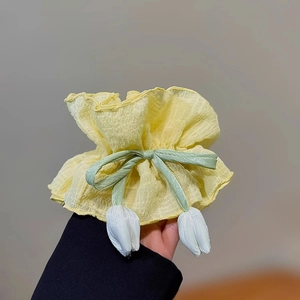 Chouchou élégant en seersucker jaune avec nœud vert et pendentifs tulipes blanches