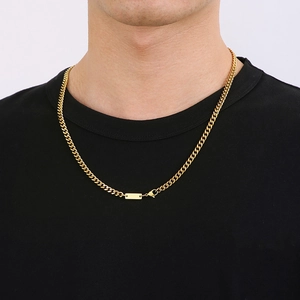 Collier maille cubaine dorée pour homme avec pendentif rectangulaire sur t-shirt
