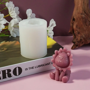Détail du moule en silicone lion mignon avec une bougie lion 3D de couleur lavande