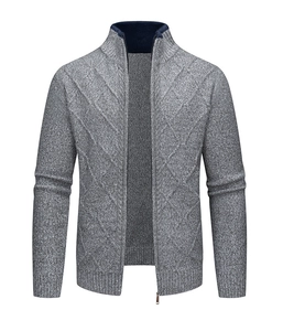 Detail einer grauen Strickjacke für Herren mit Stehkragen und Rautenstrickmuster-Textur