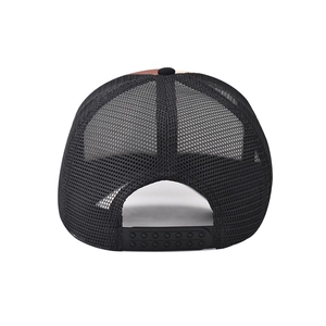 Vista trasera de gorra trucker negra con malla transpirable y cierre de plástico