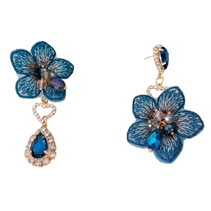 Boucles d'oreilles fleur brodée bleue avec cœur doré et pierres précieuses en goutte d'eau