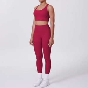 Détail du pantalon de yoga taille haute rouge foncé et soutien-gorge de sport assorti