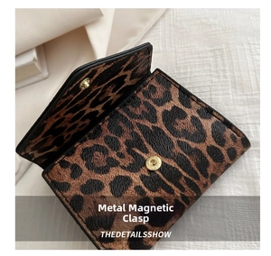 Dettaglio del portamonete leopardato con chiusura magnetica in metallo dorato di qualità