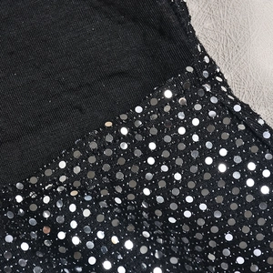Macro de paillettes argentées sur tissu tricoté noir pour robe sexy à dos nu et capuche
