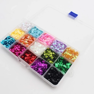 Vue détaillée d'une boîte de 15 cases avec des paillettes colorées pour couture et DIY