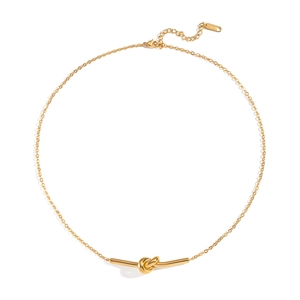Collier en acier inoxydable doré avec pendentif noeud élégant sur un fond blanc pur