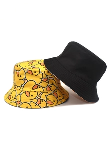 Vue détaillée d'un chapeau bob réversible en coton avec motif canard et doublure noire