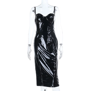 Detail von glänzendem schwarzem PVC-Midikleid mit Bustier-Ausschnitt und schmaler Passform