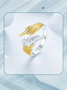 Detailed close-up of S925 sterling silver two-tone wing ring with gold and silver feathers