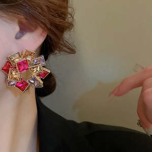 Détail macro de grandes boucles d'oreilles en cristal coloré de style vintage sur modèle