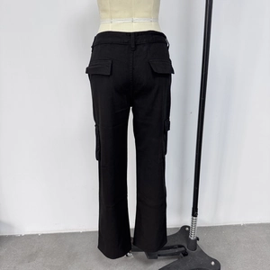 Detailansicht der Gesäßtaschen und Seitentaschen an der schwarzen Loose-Fit-Cargohose