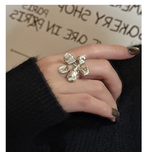 Gros plan d'une bague en argent sterling S925 avec un design de fleur 3D à cinq pétales