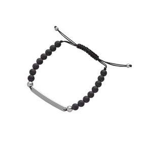 Détail des perles noir mat et plaque en métal argenté poli sur le bracelet réglable
