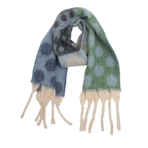 Dettaglio di sciarpa a maglia a pois blu e verdi con lunghe frange morbide color bianco burro