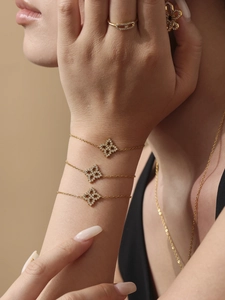 Detailansicht des goldenen Kleeblatt Schmucksets mit funkelnden 5A Zirkonia am Model