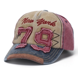 Nahaufnahme der Vintage-Baseballkappe in Khaki mit New York-Stickerei und 79er-Patch-Details