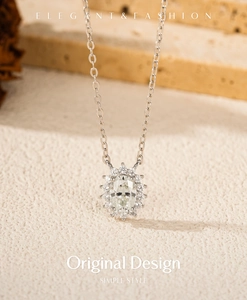 Dettaglio della collana in argento S925 con pendente in moissanite su sfondo di pietra