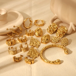 Set di gioielli in acciaio inossidabile placcato oro 18k con trama lavica su lino
