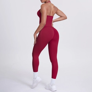 Rückenansicht von dunkelrotem Neckholder-Sporttop und High-Waist-Leggings-Yoga-Set