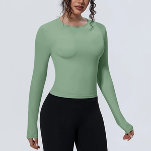 Vue de face du haut de yoga à manches longues vert sauge avec tissu stretch respirant