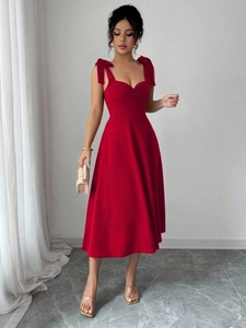 Elegante rode mouwloze midi-jurk met strikbandjes en een flatterend A-lijn silhouet