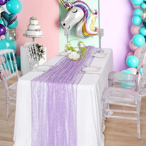 Runner da tavola con paillettes viola su tovaglia bianca per decorazioni festa sirena