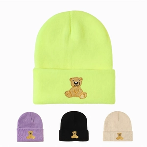 Bonnet En Tricot Avec Écusson Ours Brodé Chaud En Acrylique Côtelé Bonnet D'hiver Décontracté Pour Adultes En Plein Air