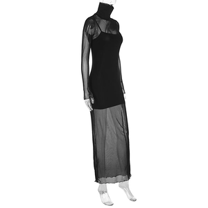 Détail d'un ensemble deux pièces noir avec robe longue en résille et mini robe moulante