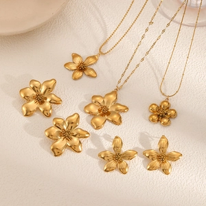 Elegant 18k gold plated stainless steel 3D flower necklace and earring jewelry set