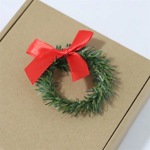 Mini Künstlicher Weihnachtskulptur Weihnachtskranz aus künstlichen Kiefernnadeln mit roter Schleife auf Karton