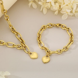 Dettaglio della catena a maglie ovali placcata oro 18k con ciondoli a cuore 3D