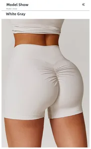 Détail du short de yoga taille haute gris blanc avec effet froncé aux fesses