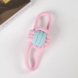 Detail eines rosa-blauen Baumwoll-Hundespielzeugs mit robuster Struktur zum Kauen