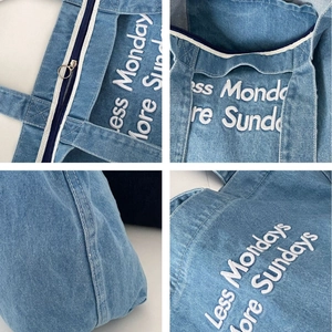 Sac fourre-tout en jean bleu clair avec broderie blanche et détails de fermeture